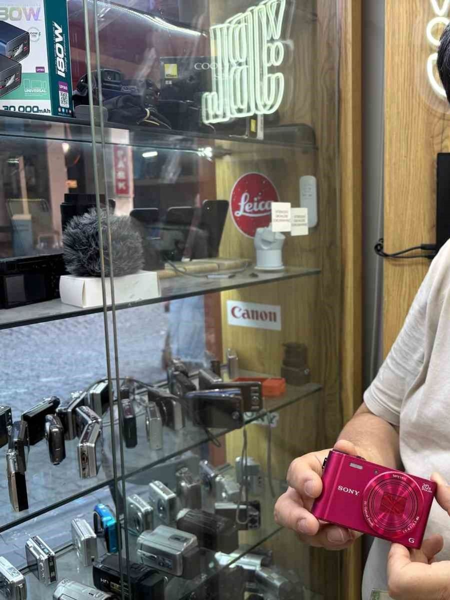 Akıllı telefonların yapaylığından kaçıp kompakt fotoğraf makinelerine yöneldiler