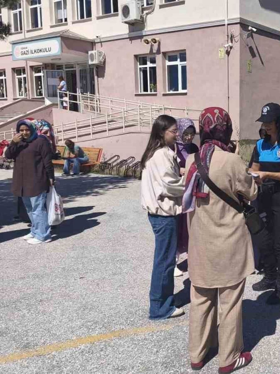 Polisten öğrenci velilerine yeni eğitim yılında güvenlik bilgilendirmesi