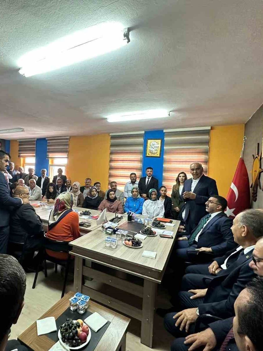AK Parti Kars’ta ilçe teşkilatlarını buluşturdu: "Birlik ve beraberlik içinde çalışmaya devam edeceğiz"