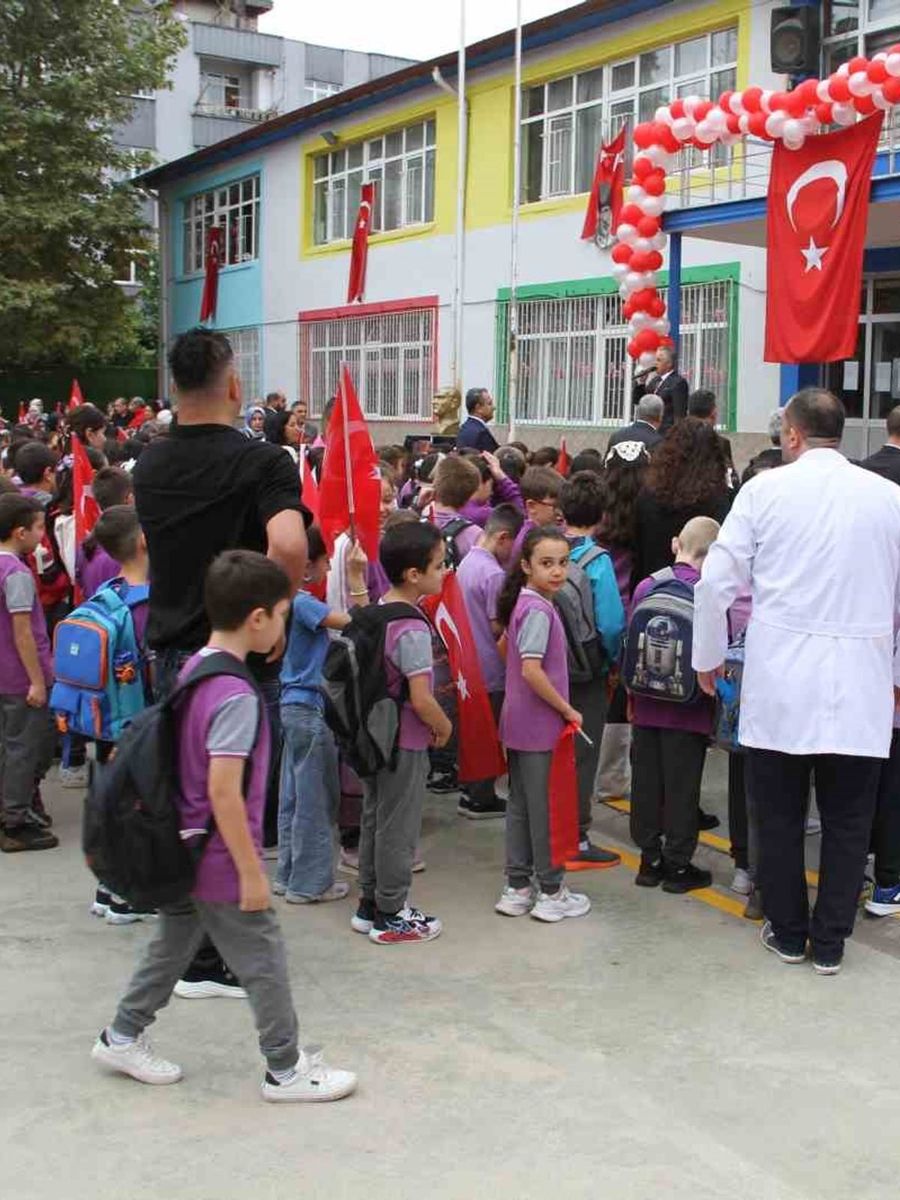 Çarşamba’da okullar öğrencilerle şenlendi