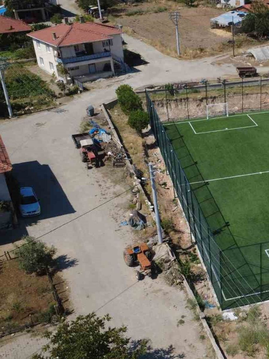 Demirci’de 11 kırsal mahalleye halı saha