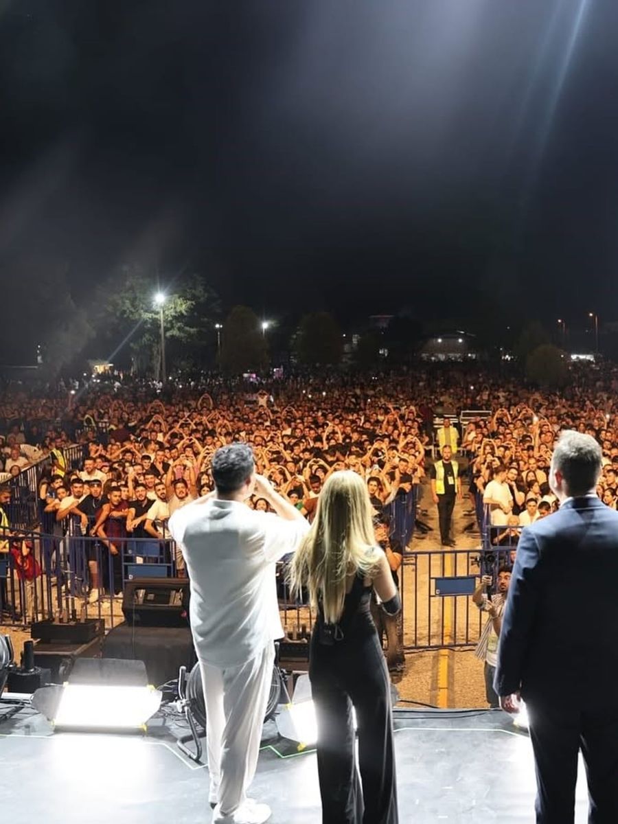Çivril Elma Festivali’nin muhteşem finalini Derya Uluğ yaptı