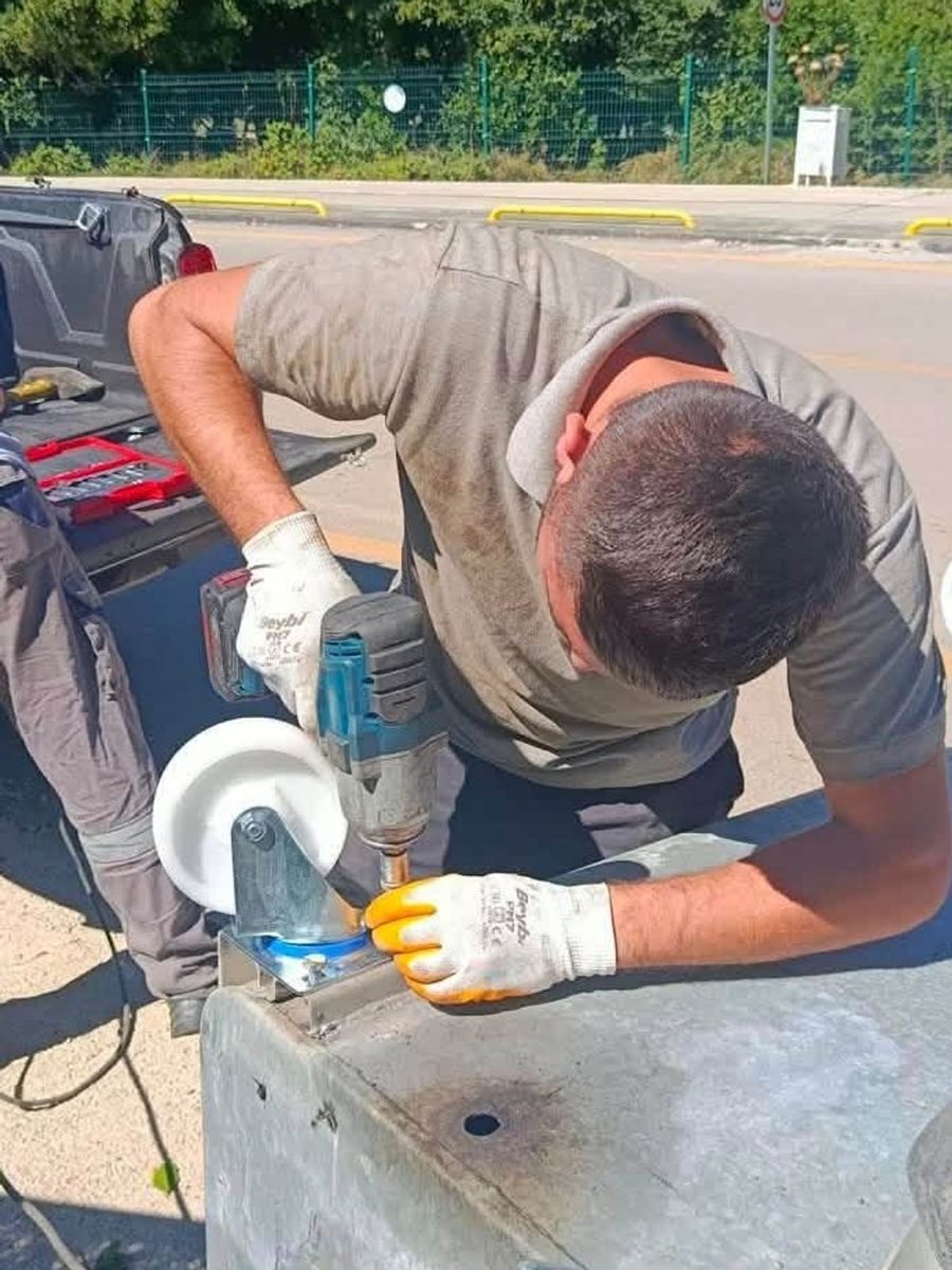 Sinop’ta hasarlı çöp konteynerlerine yerinde onarım