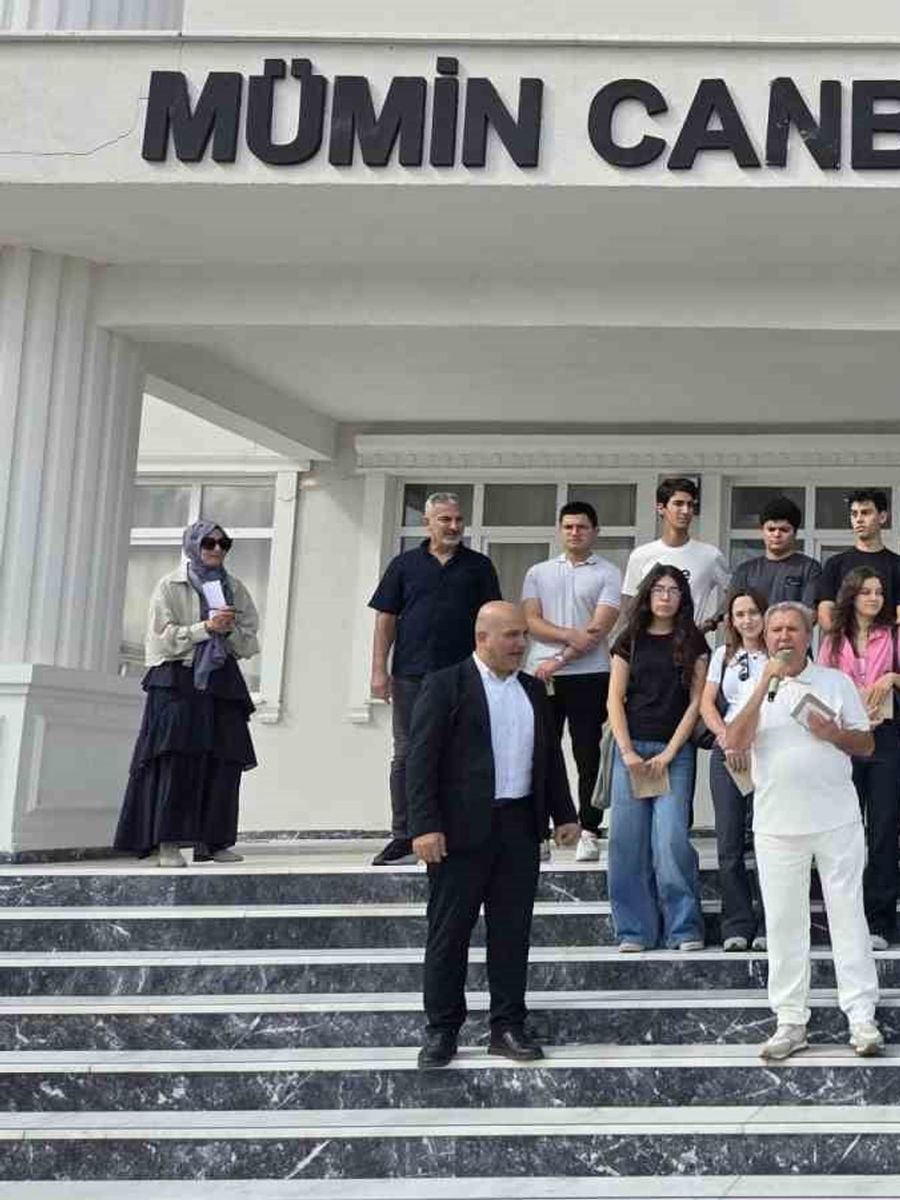 Başarılı öğrencilere okullarının ilk gününde tablet ve telefon sürprizi