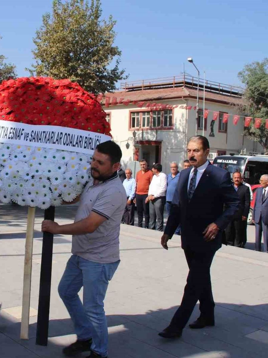 Malatya’da Ahilik Haftası için Atatürk Anıtı’na çelenk sunuldu
