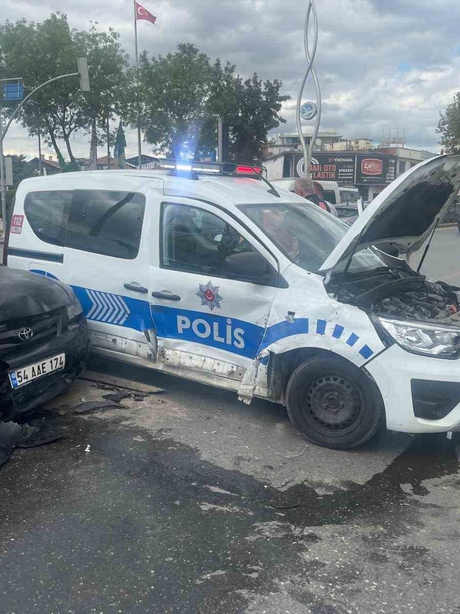 Sakarya’da polis aracı ile otomobil çarpıştı: 2’si polis, 5 yaralı
