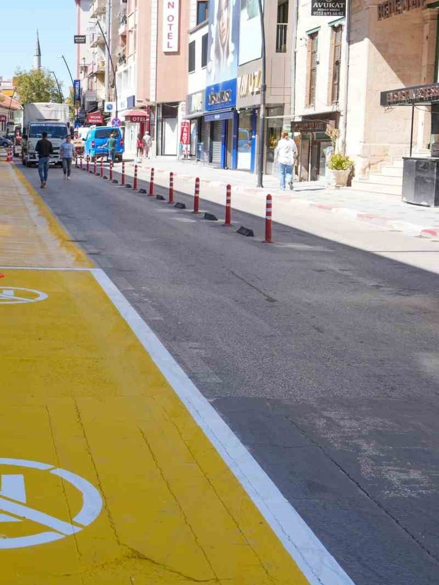 Uşak’ta yol çizgileri yenileniyor