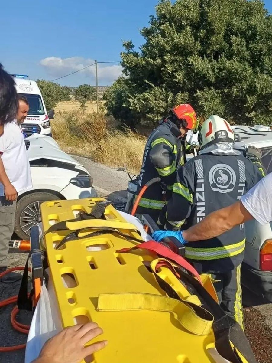 Çivril’de iki otomobil çarpıştı: 5 yaralı