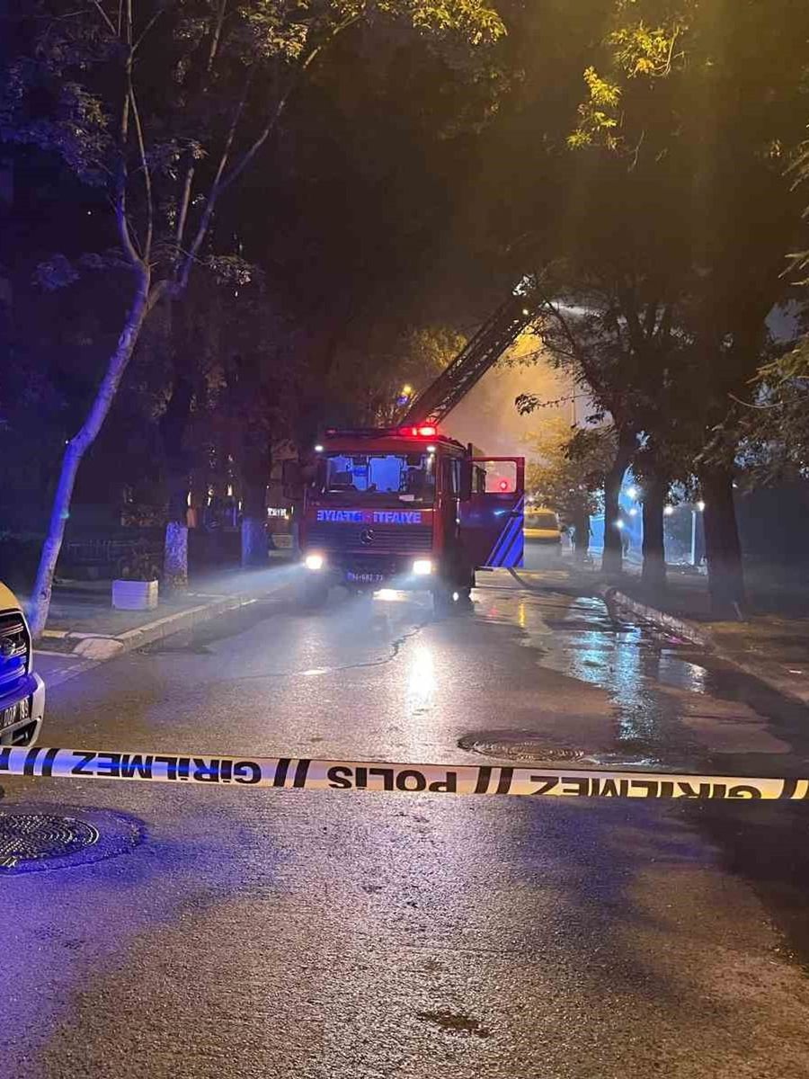 Bakırköy’de 4 katlı metruk binanın çatısı alevlere teslim oldu