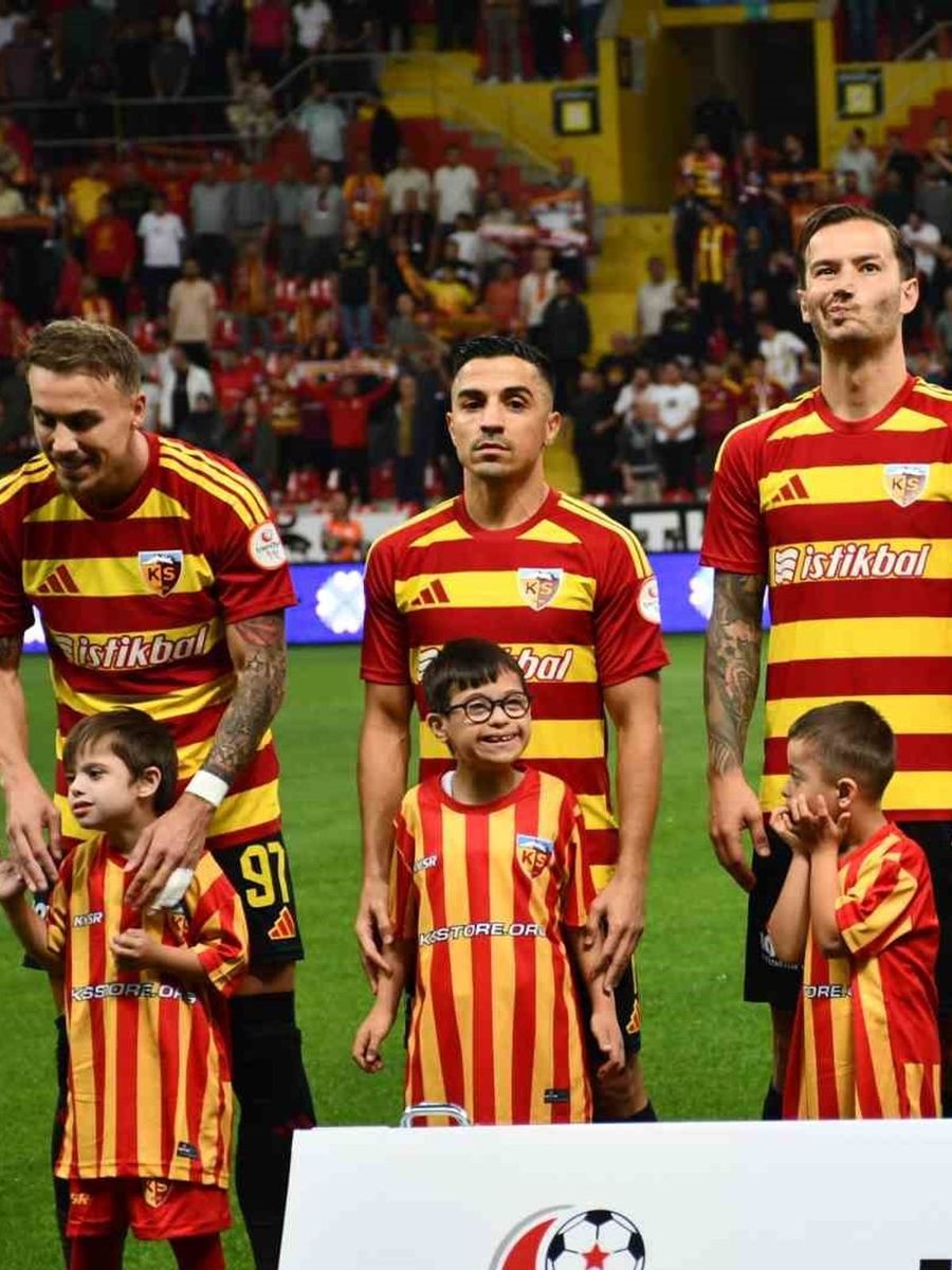 Kayserispor-İstanbulspor maçı seramonisinde Down sendromlu minik kalpler vardı