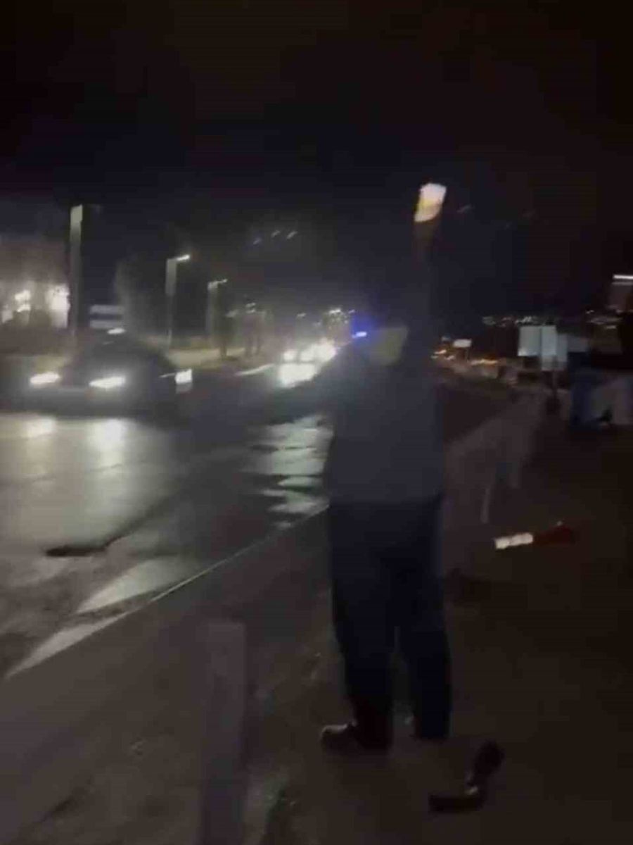 Motosiklet bariyerlere çarptı, gençler cep telefonu ışığıyla trafiği durdurdu