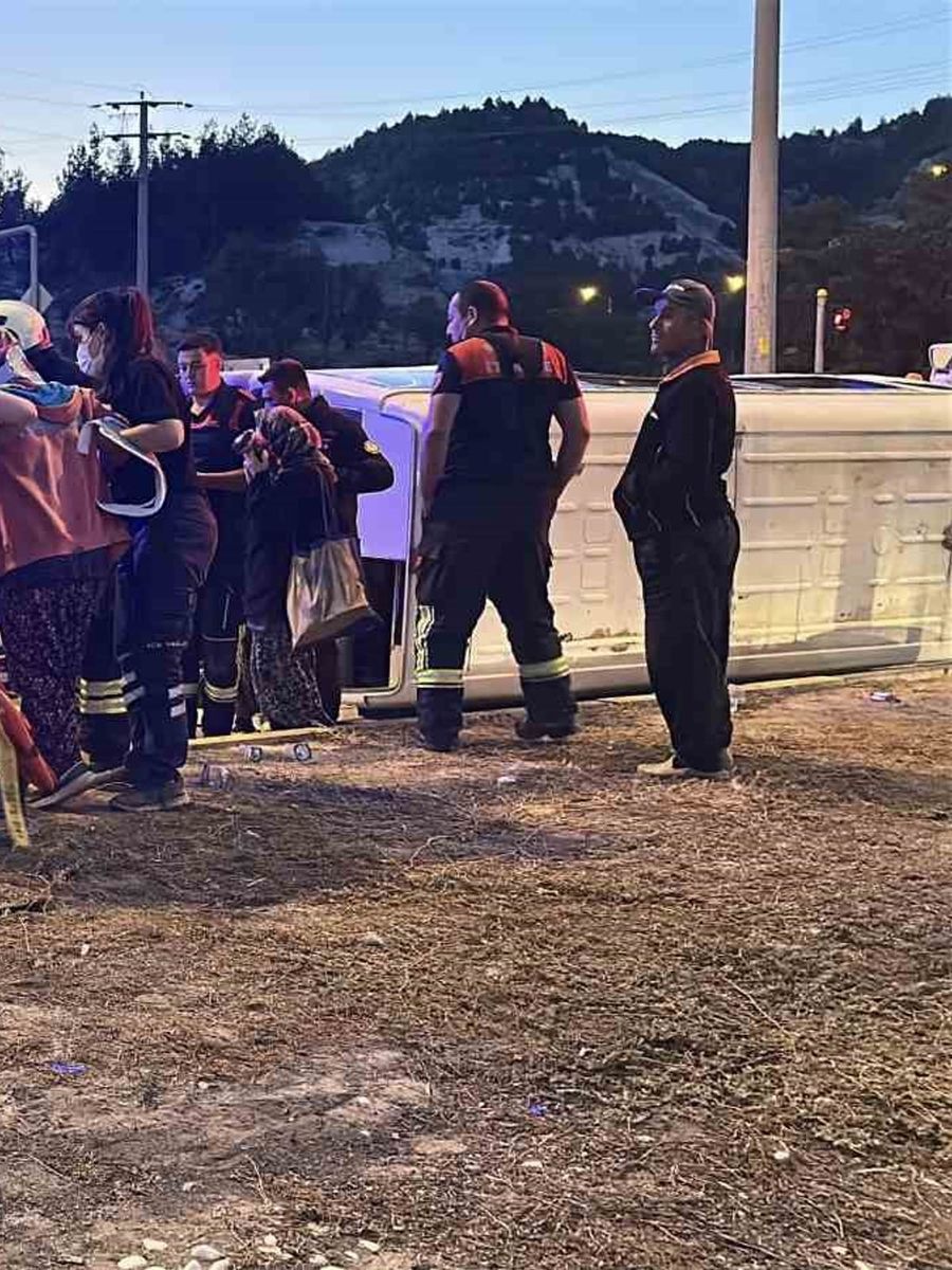 Burdur’da tarım işçilerini taşıyan minibüs devrildi: 9 yaralı