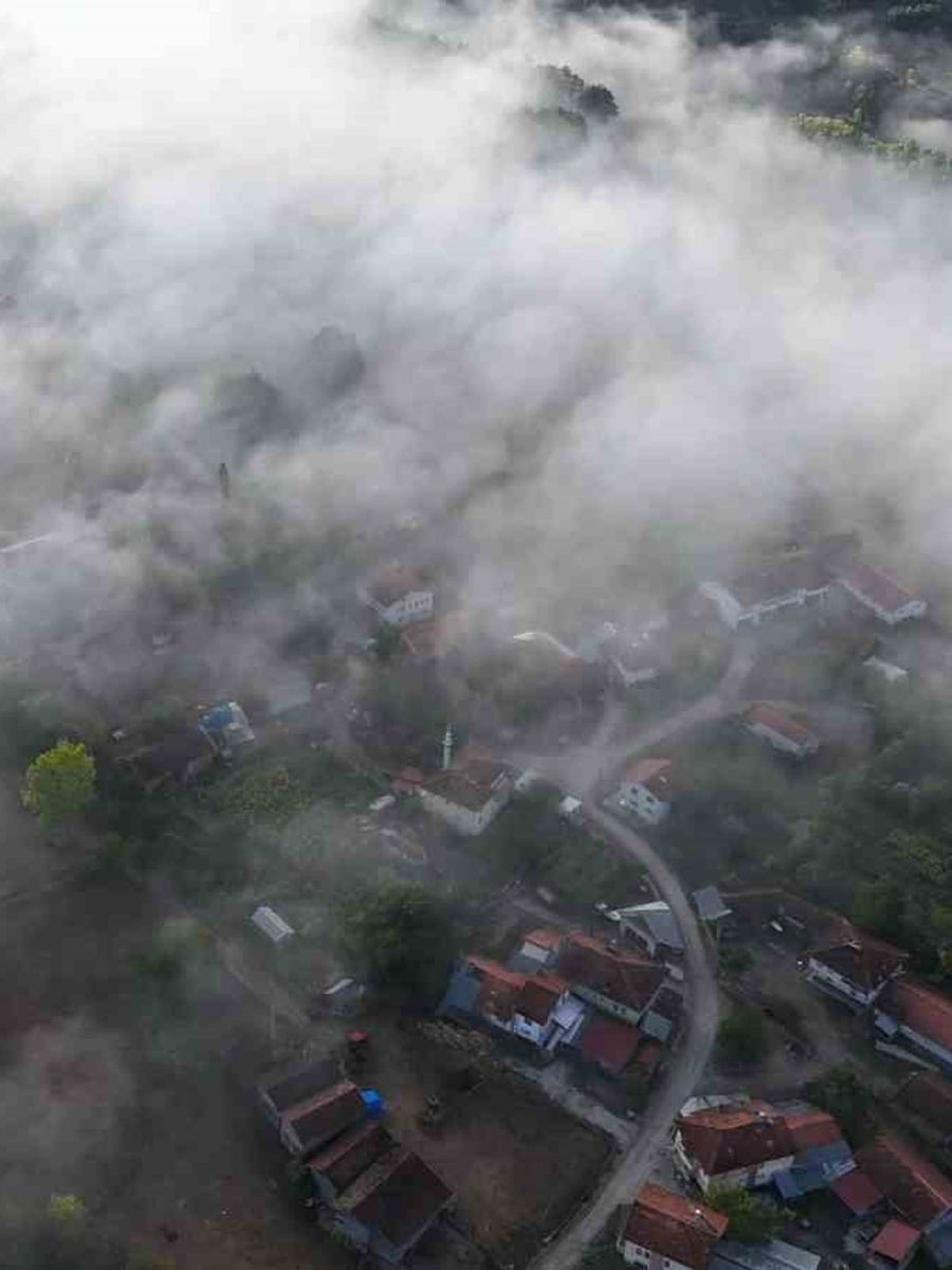 Kastamonu’da ilçe ve ormanların üzerini kaplayan sis bulutları görüntülendi