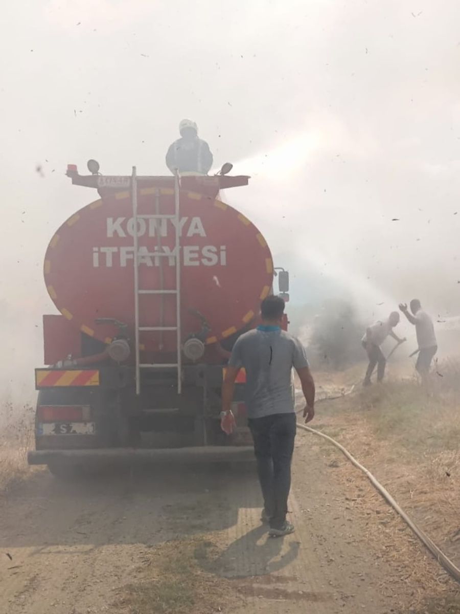 Akşehir’de göl kenarındaki kamış deposu alevlere teslim oldu