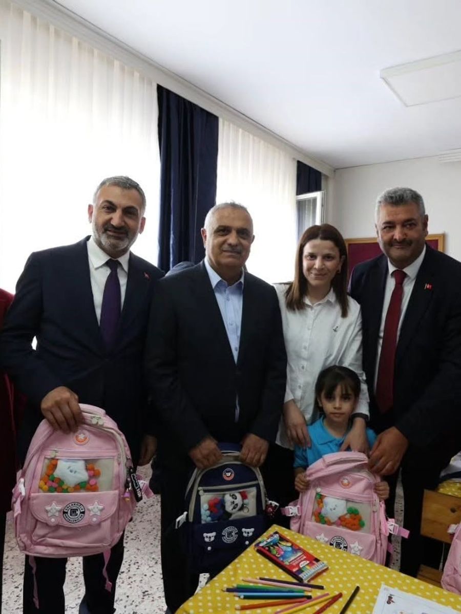 Dilovası’nda okula yeni başlayan miniklere kırtasiye malzemesi dağıtıldı