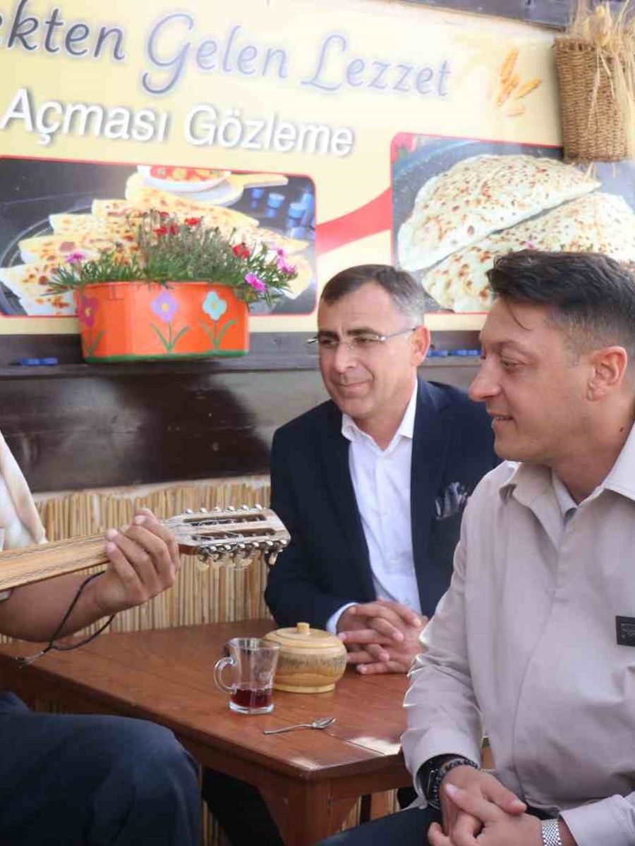Eski futbolcu, AK Parti MKYK Üyesi Mesut Özil, Sakarya’da vatandaşlarla bir araya geldi