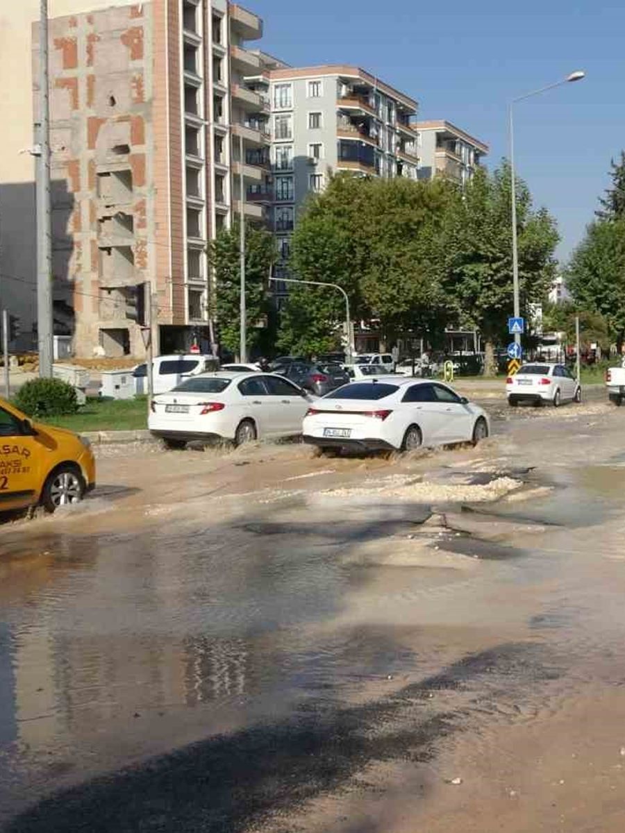 Patlayan ana su hattı yolu kullanılamaz hale getirdi