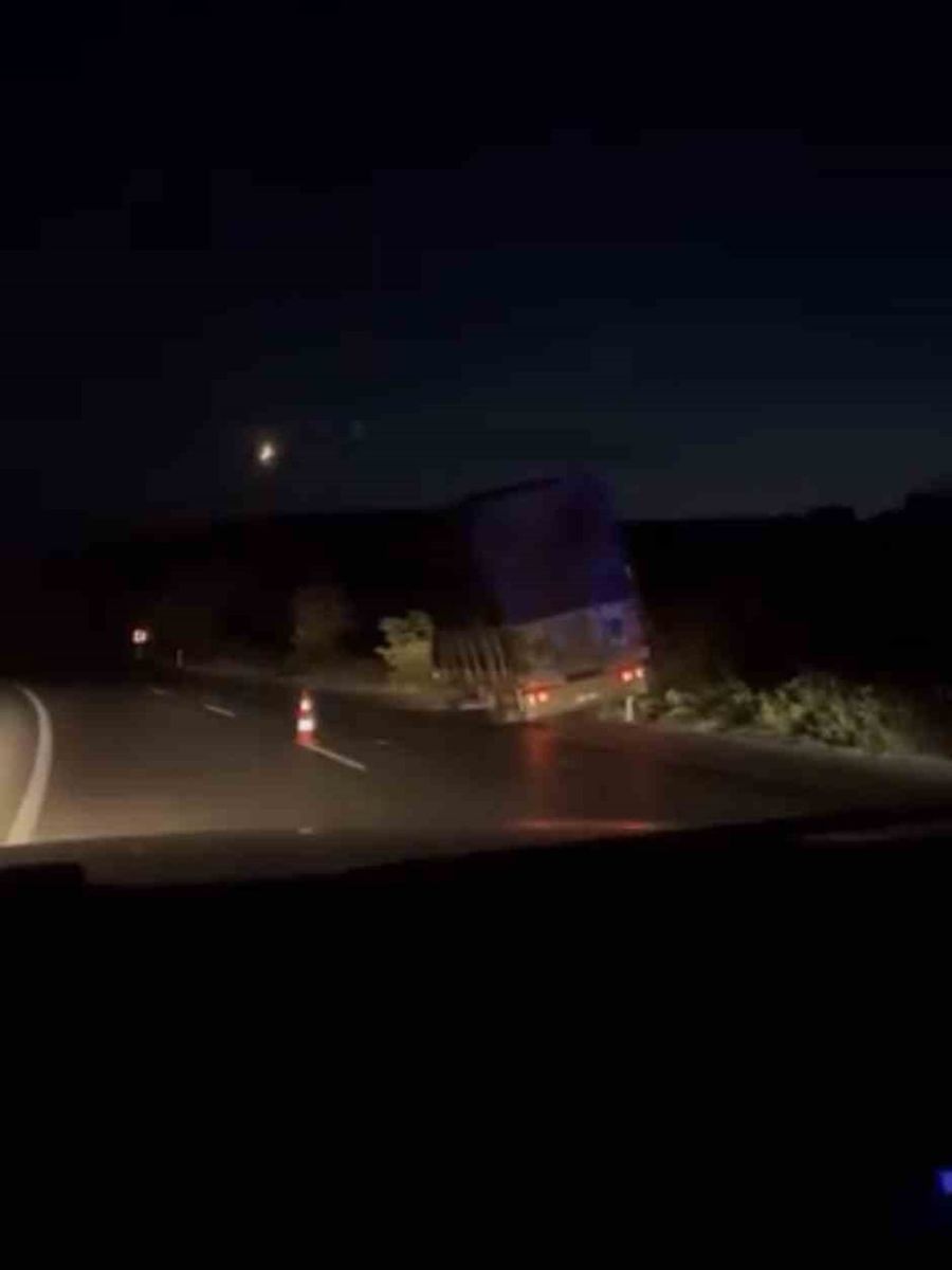 Karacabey’de kamyonet ağaçlara çarptı