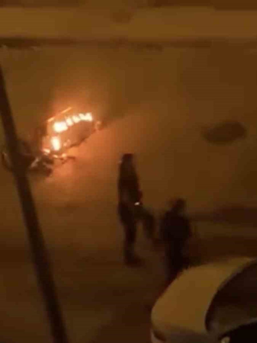 Sokak ortasında motosikletini ateşe verdi