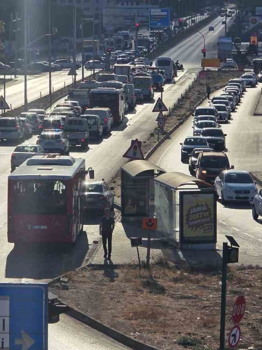 Bandırma’da trafik yoğunluğu sürücülere zor anlar yaşatıyor