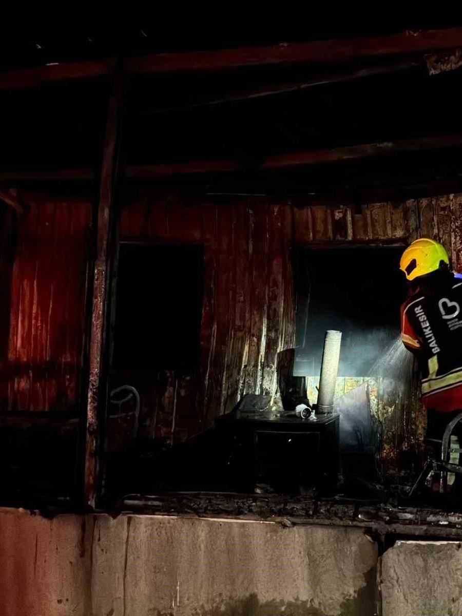Gönen’de deniz kenarındaki barakada gece yangını