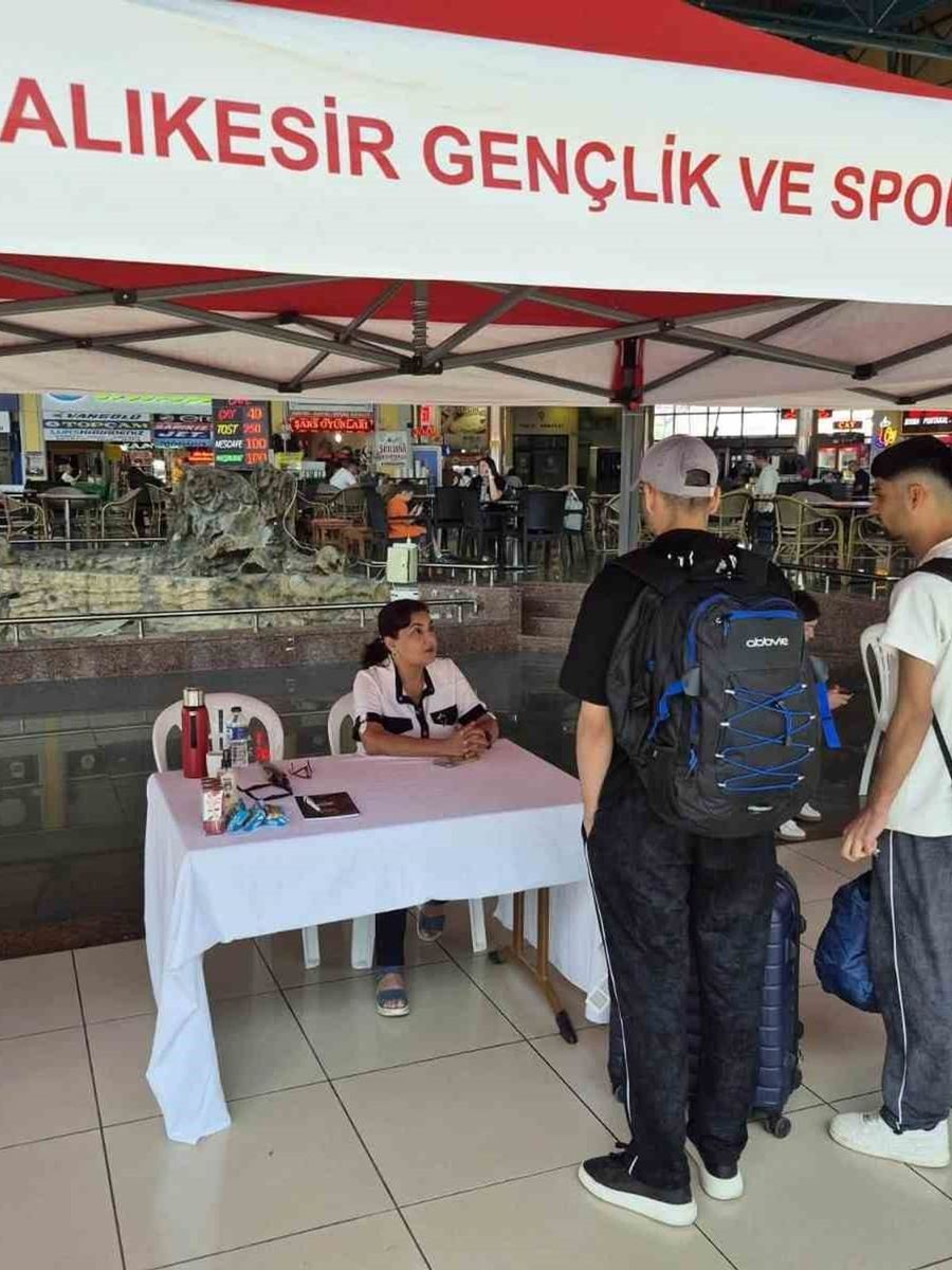 Balıkesir’de üniversite öğrencileri terminalde karşılandı