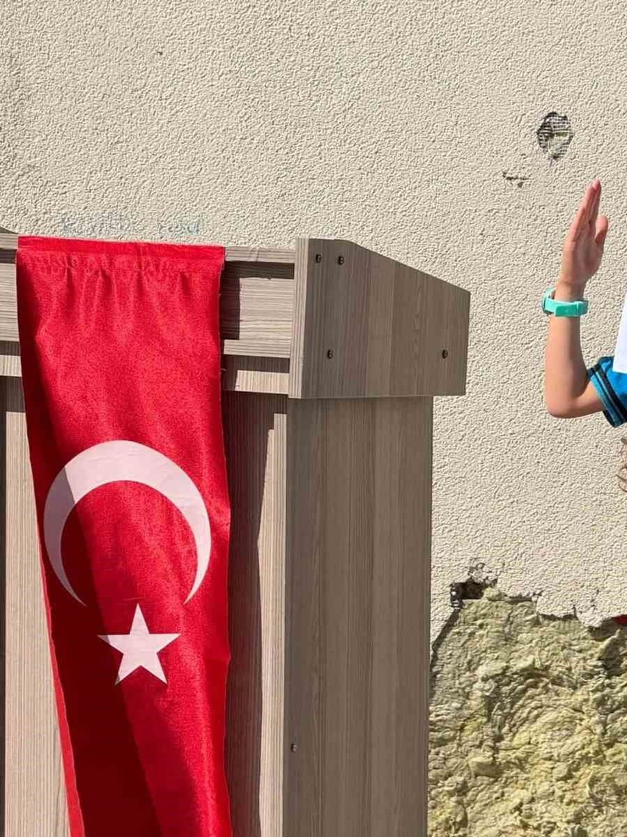 Refahiye’de İlköğretim Haftası programında okulun bakımsızlığı dikkat çekti