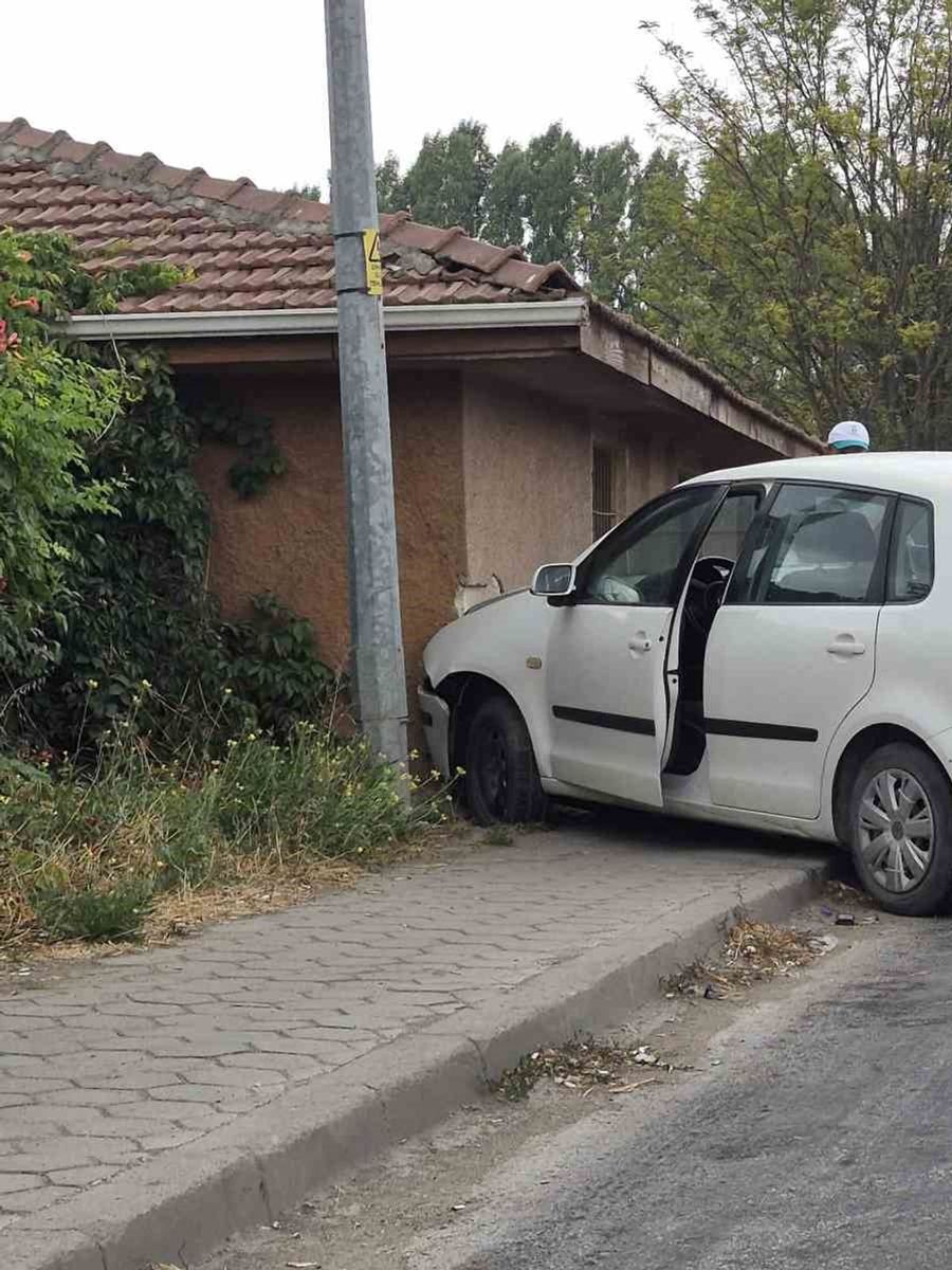 Eskişehir’de kontrolden çıkan otomobil duvara çarptı