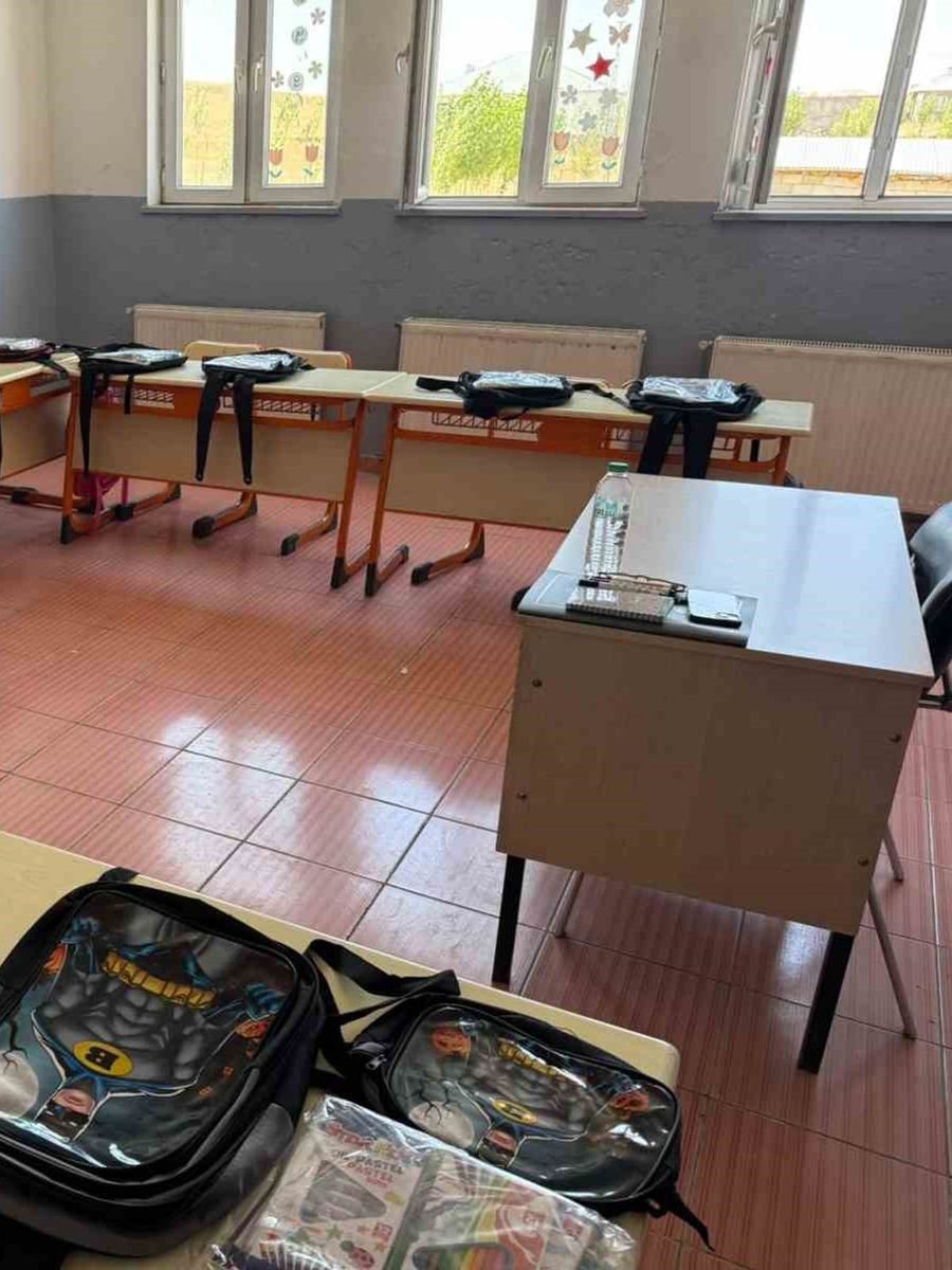 Patnos’ta yüzlerce öğrencinin yüzünü güldürdüler