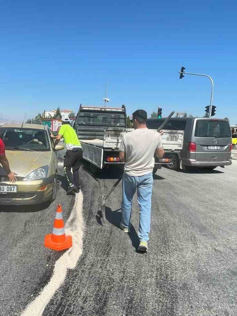 Karaman’da yola dökülen yağ kazaya neden oldu