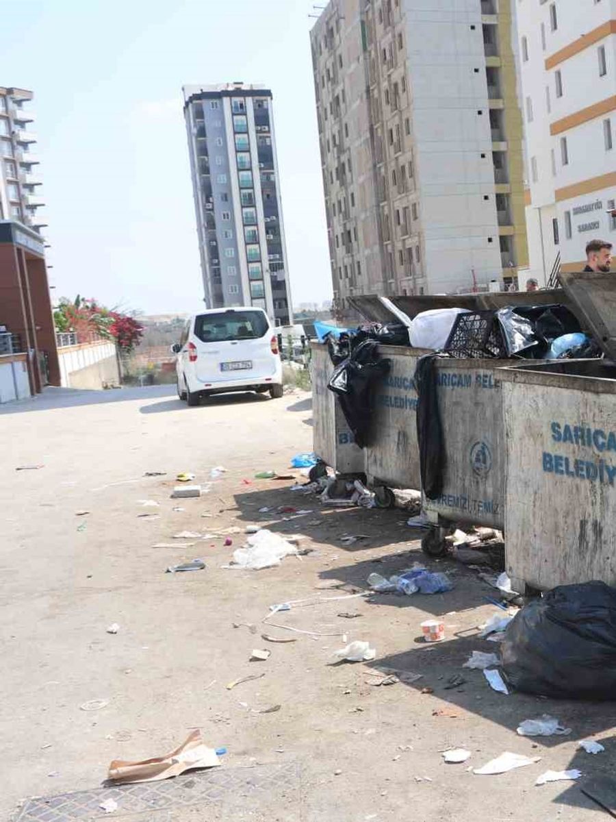 Mahalleliden belediyeye protesto: Çöpleri kendi elleriyle topladılar