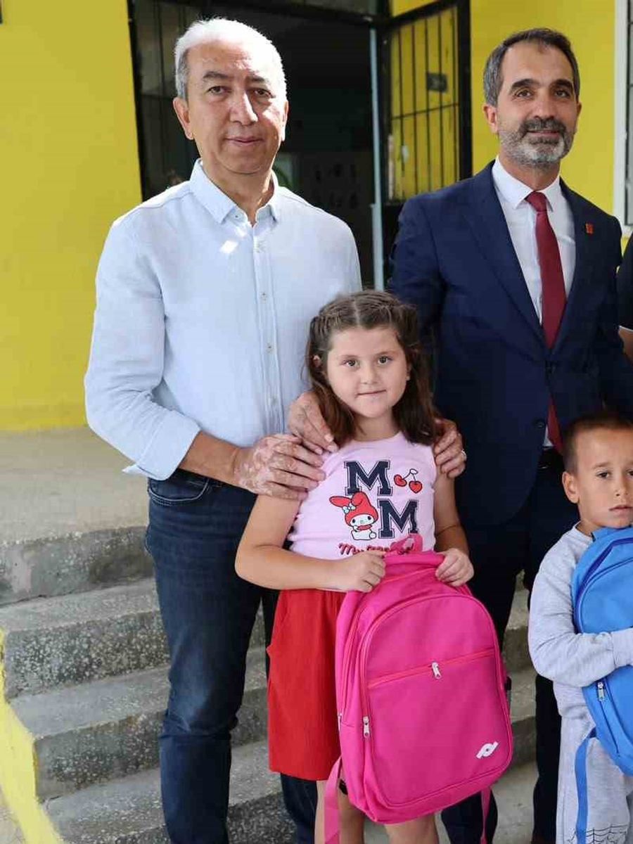Başkan Kepenek öğrencilerle buluştu ve çantalarını hediye etti
