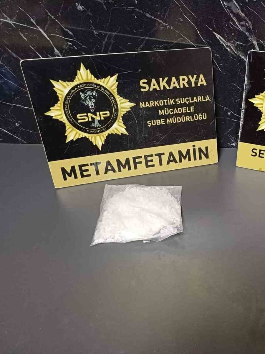 İstanbul’dan 111 kilogram uyuşturucu ham maddesi getirirken Sakarya gişelerinde yakalandılar