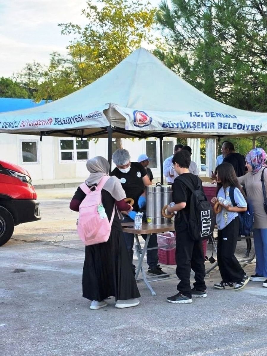 Büyükşehirden okul yolunda öğrencilere sıcak sürpriz