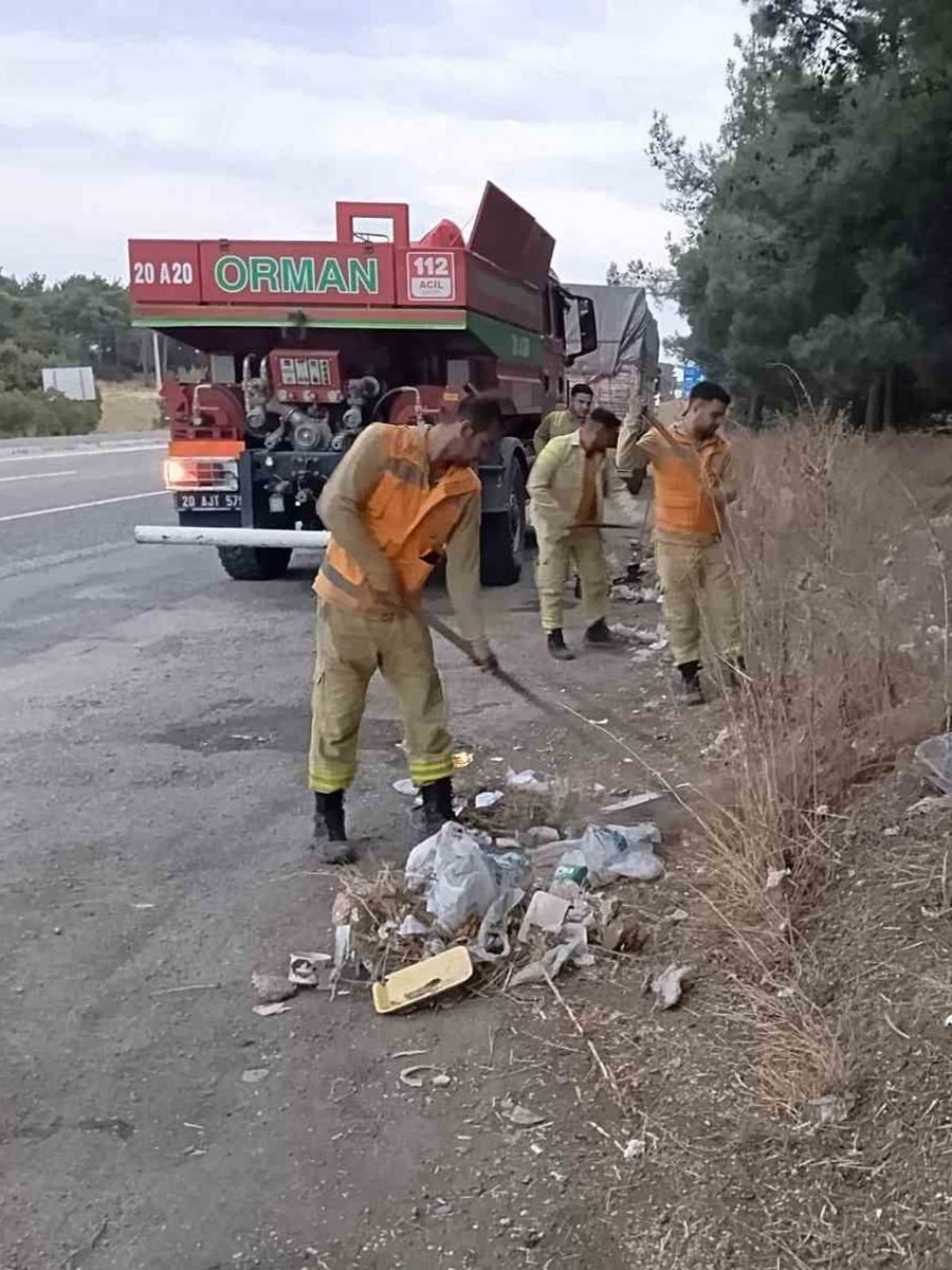 Buldan’da yol kenarındaki çöpler ateş savaşçıları tarafından temizlendi