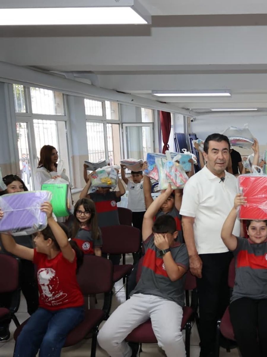 Başkan Metin’den öğrencilere kırtasiye desteği