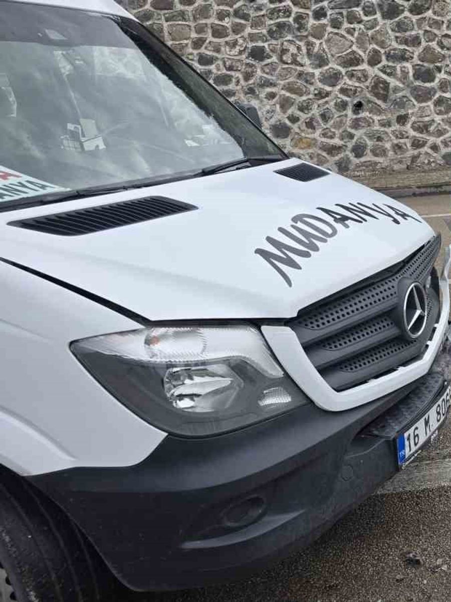 Yağış sebebiyle kafa kafaya çarpıştılar