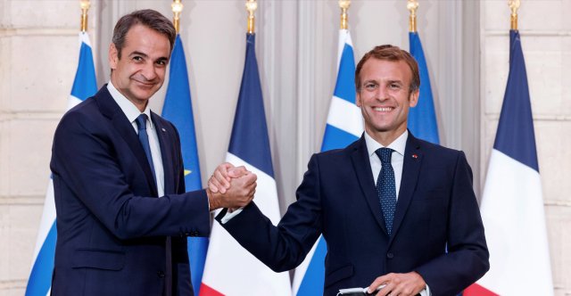 Yunanistan Başbakanı Miçotakis, Türkiye ile diplomatik mesajlaşmaların ardından Paris'te Macron ile görüştü; ardından Meis ve Suudi Arabistan'a gidecek